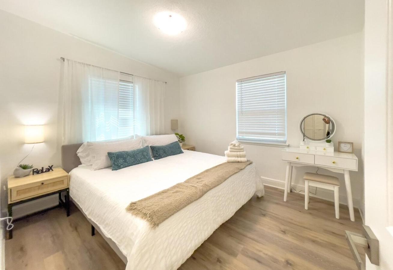 Calming And Renovated Near Dt St Pete Pier 2 King Holiday home *