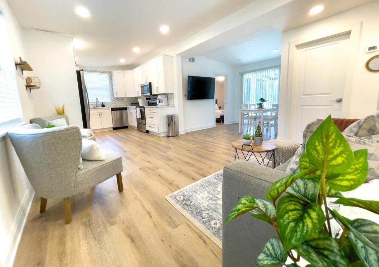 Calming And Renovated Near Dt St Pete Pier 2 King Holiday home *