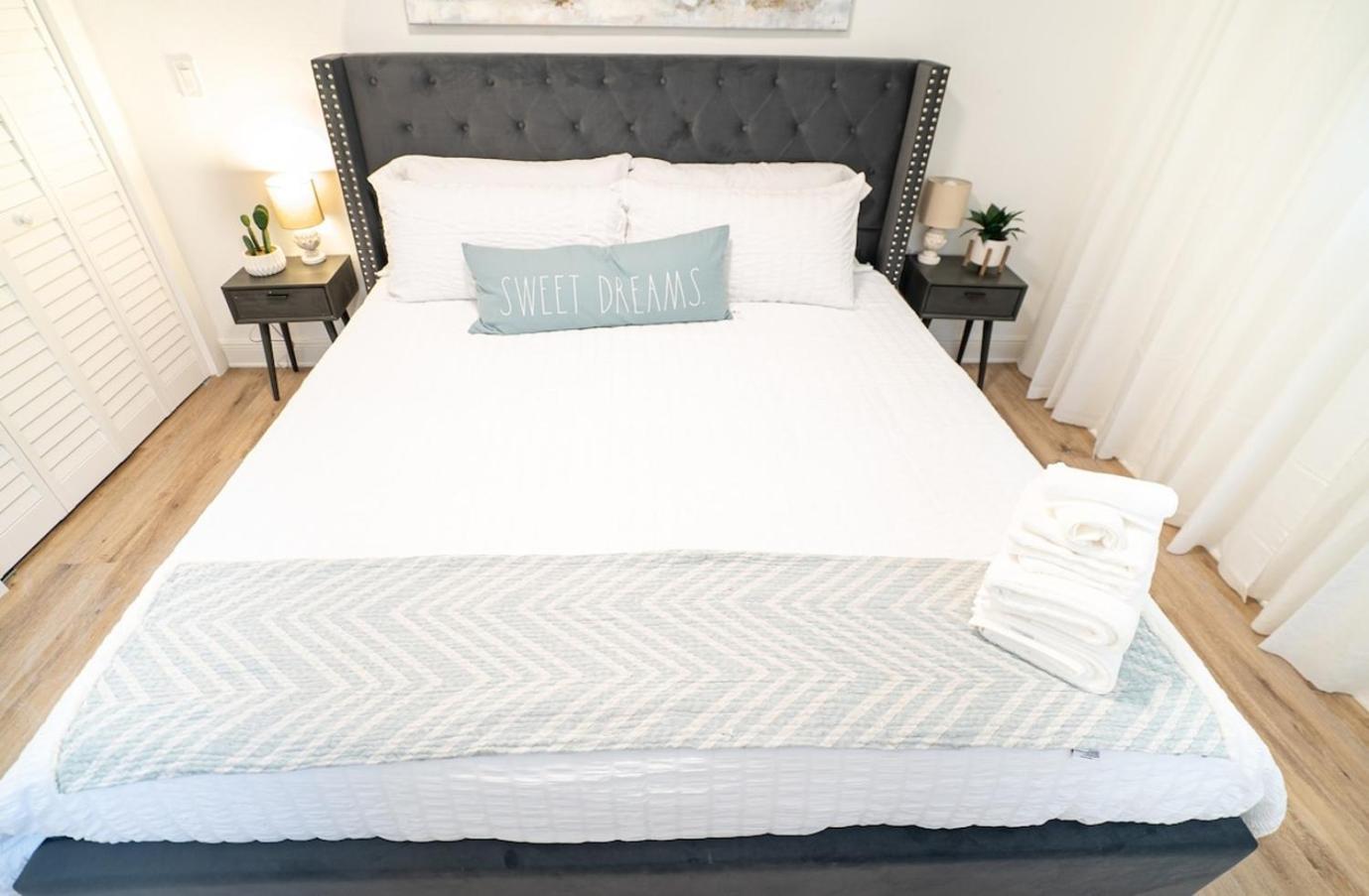 Calming And Renovated Near Dt St Pete Pier 2 King Holiday home
