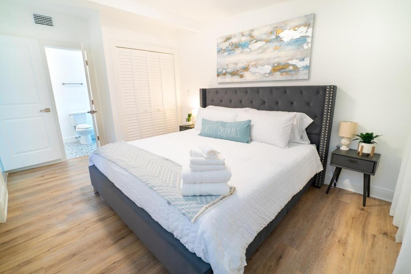 Calming And Renovated Near Dt St Pete Pier 2 King Holiday home *
